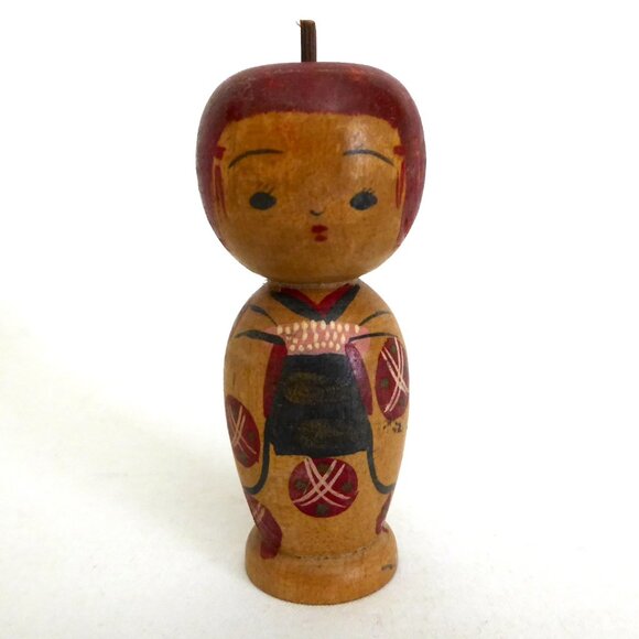 VINTAGE JAPANESE JAPAN 2.5” KOKESHI HAND CARVED PAINTED WOOD APPLE DOLL - Picture 3 of 9